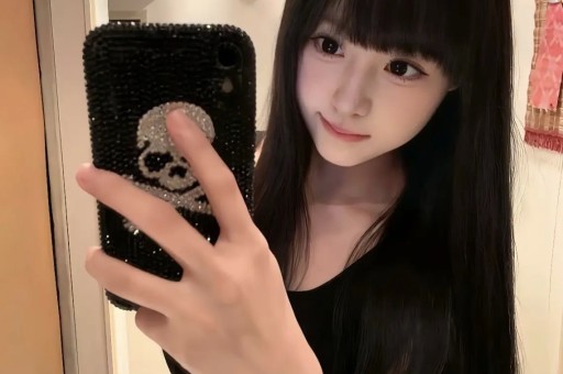 吐舌紧贴人设崩塌曾志伟与乔妹合照展现娱乐圈的另一面